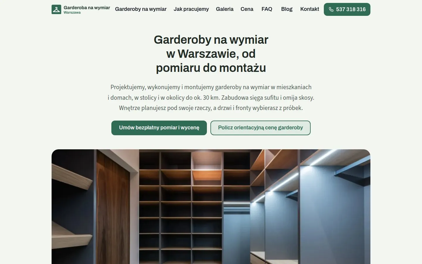 Strona główna garderoba-na-wymiar-warszawa.pl: jasne szałwiowe tło, wyśrodkowany tytuł „Garderoby na wymiar w Warszawie”, eukaliptusowe guziki i pod nimi szerokie zdjęcie garderoby z oświetlonymi półkami
