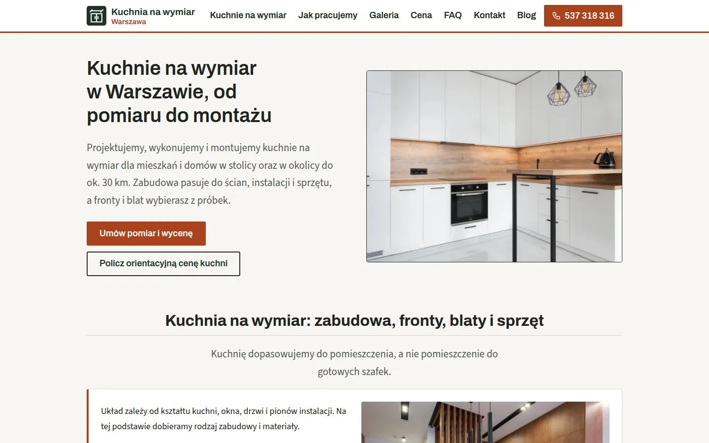 Strona główna kuchnia-na-wymiar-warszawa.pl: biały nagłówek z kreską w kolorze terakoty, tytuł „Kuchnie na wymiar w Warszawie” po lewej, terakotowy guzik „Umów pomiar i wycenę” i zdjęcie białej kuchni z drewnianym blatem po prawej