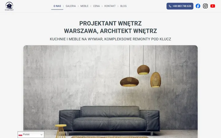 Strona główna studioagat.pl: nagłówek „Projektant wnętrz Warszawa, architekt wnętrz” nad zdjęciem salonu z szarą sofą